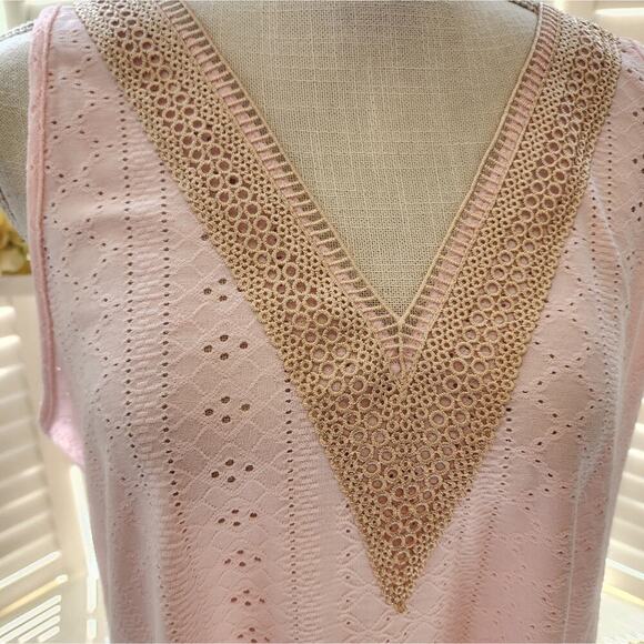 BOUTIQUE PINK NWOT EYELET LACE V GOLD V NECK BLOUSE (61) MULTIPLE SIZES - Picture 2 of 5